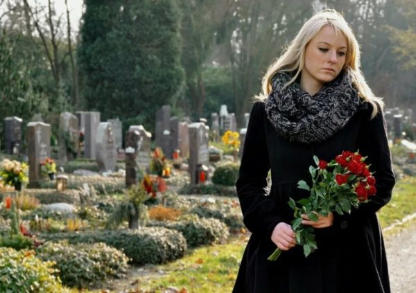 Как одеться женщине на похороны